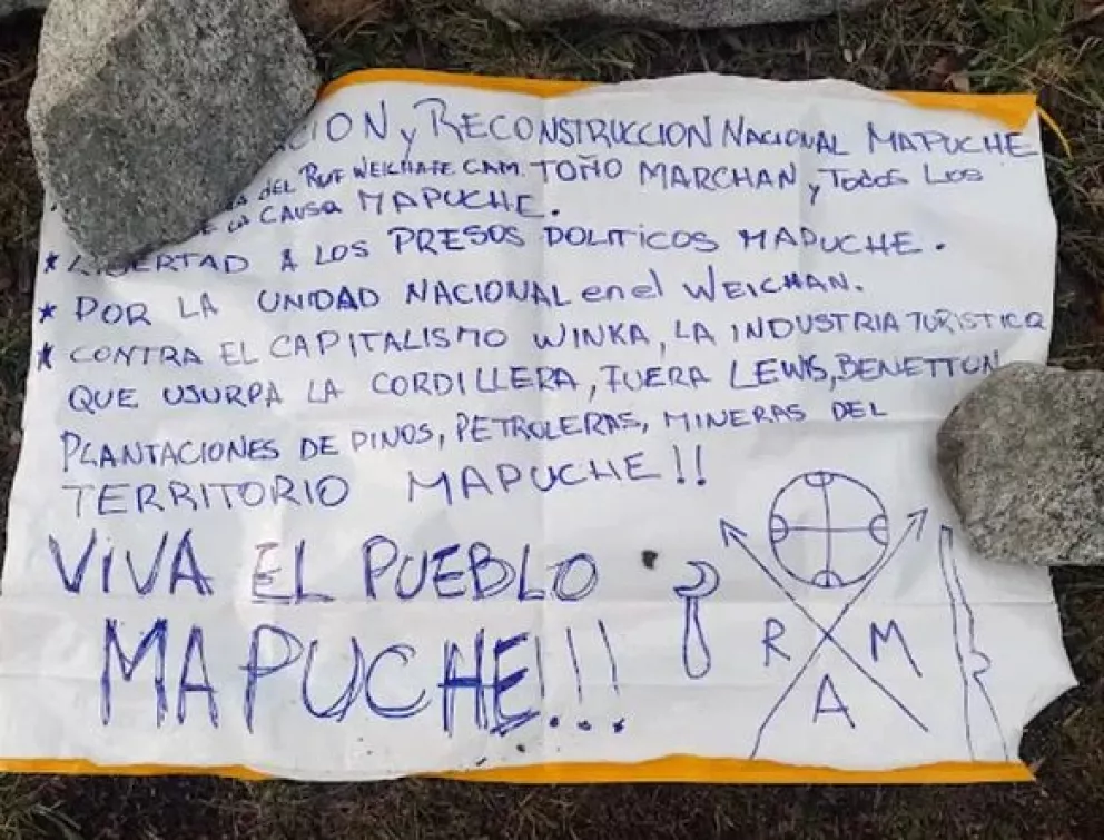 Mapuches incendiaron una casilla de Gendarmería en Villa Mascardi.