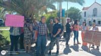Damnificados de AZ CONSTRUCCIONES se manifestaron en la municipalidad de Roca