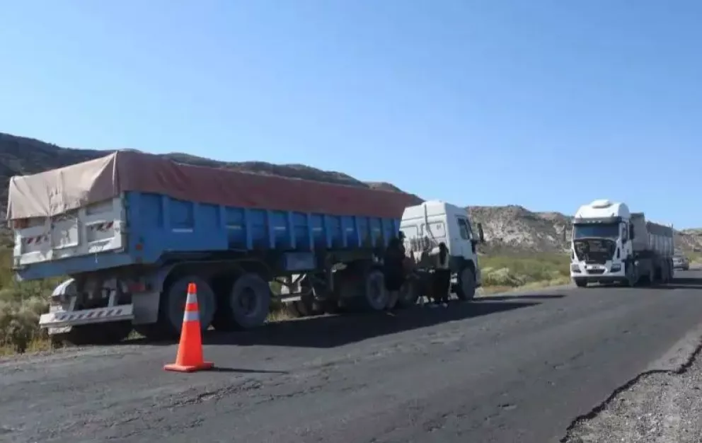 Un camión de YPF quedó varado en Paso Cordoba