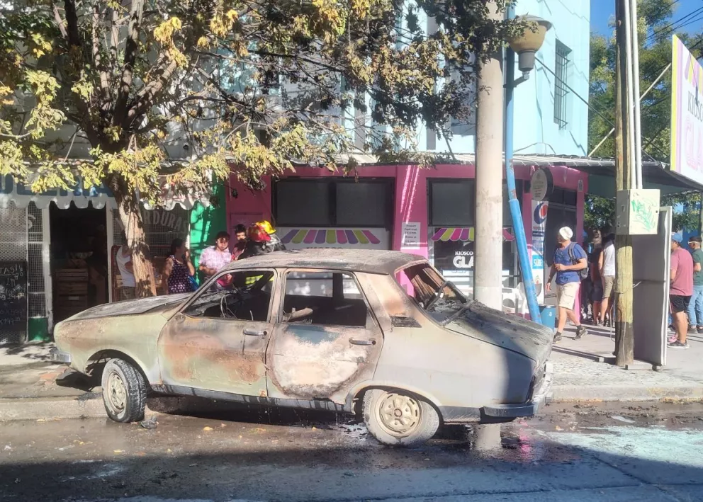 Se incendió un auto en pleno centro de Roca 