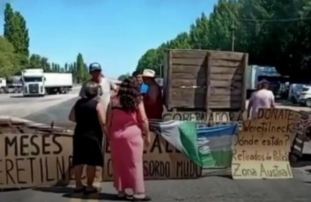 Retirados de la policía bloquean Ruta 22 en Cervantes