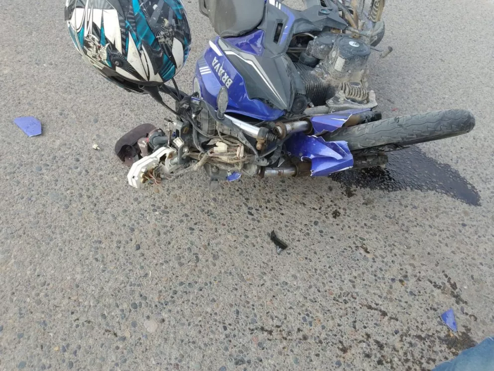 Motociclista sin casco, casi pierde la vida en Roca