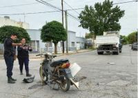 Una mujer en moto chocó contra un camión en Roca