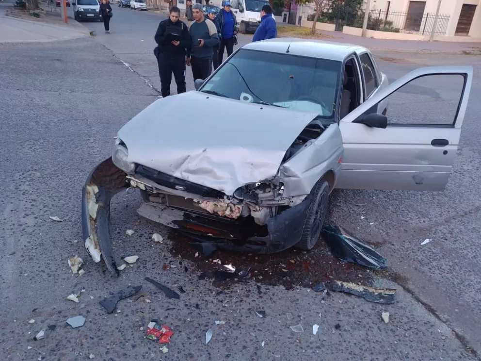 Teléfono para Aragón:Dos autos destruidos tras accidente